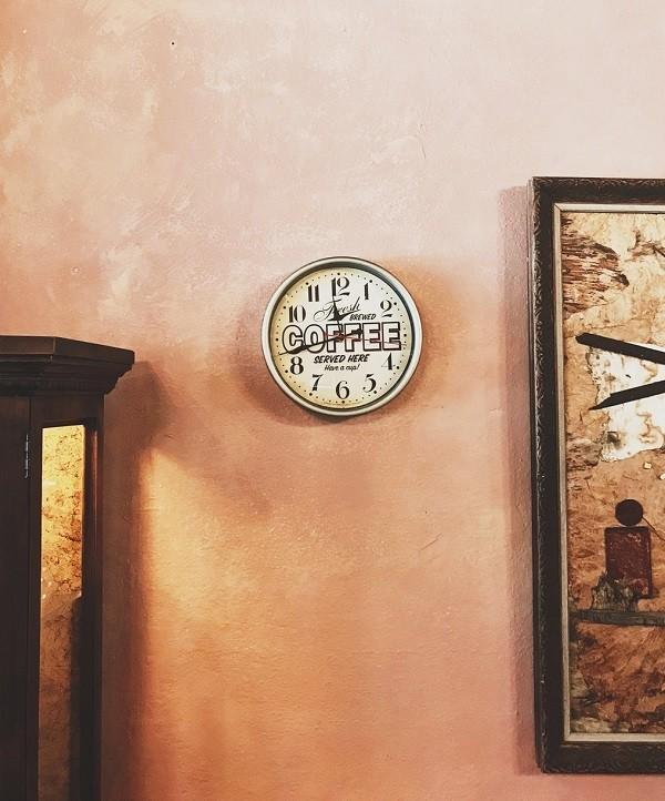 รูปภาพ:https://homeisd.com/wp-content/uploads/2018/10/vintage-rustic-wall-clock.jpg