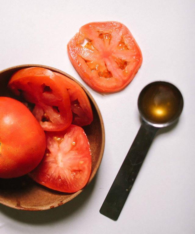 รูปภาพ:http://zegist.com/wp-content/uploads/2015/11/tomato-honey-face-mask-clean-green-living-tutorial-recipe-2.jpg
