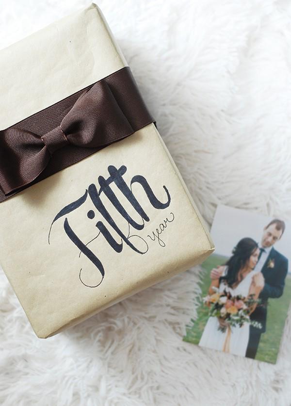 รูปภาพ:http://helloislandmama.com/wp-content/uploads/2016/08/gift-wrap-idea-how-tocreate-a-perfect-easy-bow-using-ribbon-brown-wrapping-ideas-wedding-anniversary-birthday-present-hello-island-mama-tutorial-10.jpg