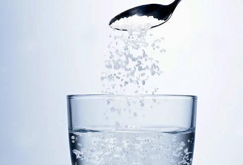 รูปภาพ:http://img.webmd.com/dtmcms/live/webmd/consumer_assets/site_images/articles/health_tools/sore_throat_slideshow/photolibrary_photo_of_salt_sprinkled_into_water.jpg