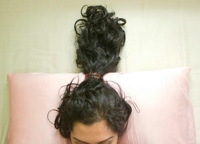 รูปภาพ:https://i2.wp.com/www.curlsandbeautydiary.com/wp-content/uploads/2015/11/sleep-with-curly-hair-3.jpg?w=700