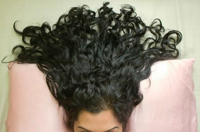 รูปภาพ:https://i0.wp.com/www.curlsandbeautydiary.com/wp-content/uploads/2015/11/sleep-with-curly-hair-2.jpg?w=700