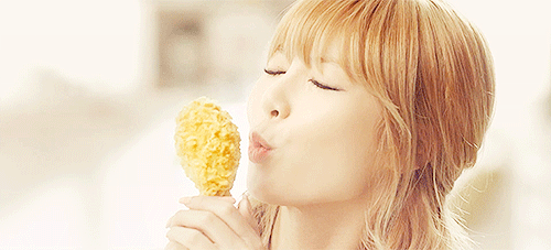 รูปภาพ:https://i2.wp.com/www.seoulsync.com/wp-content/uploads/2014/04/Hyuna-4minute-Fried-Chicken-Cute-GIF-kiss.gif