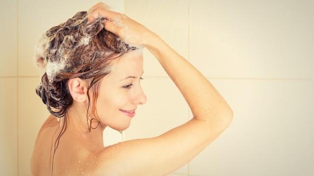 รูปภาพ:https://img2.thelist.com/img/gallery/ways-youre-ruining-your-curly-hair/washing-them-too-much.jpg