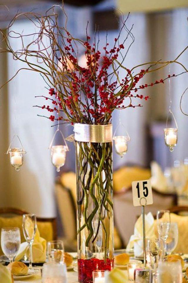 รูปภาพ:https://www.elegantweddinginvites.com/wedding-blog/wp-content/uploads/2018/08/romantic-tall-lighted-centerpieces-ideas-for-christmas-wedding-682x1024.jpg