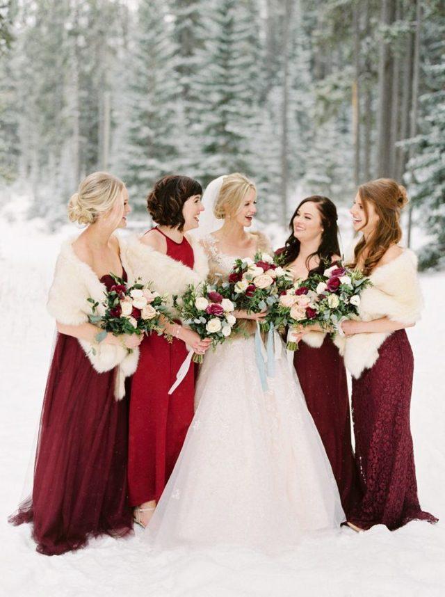รูปภาพ:https://www.elegantweddinginvites.com/wedding-blog/wp-content/uploads/2018/08/red-wine-and-burgandy-bridesmaids-dresses-for-winter-weddings-764x1024.jpg
