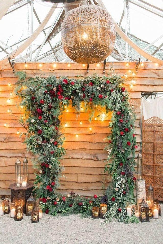 รูปภาพ:https://www.elegantweddinginvites.com/wedding-blog/wp-content/uploads/2018/08/lush-greenery-and-red-floral-christmas-wedding-arch-ideas-683x1024.jpg