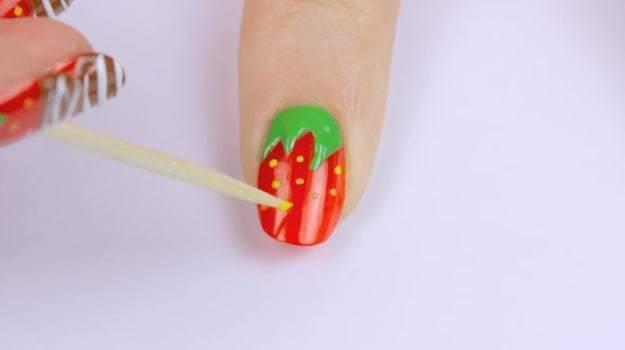 รูปภาพ:https://naildesigns.com/wp-content/uploads/2016/06/Strawberry-Seeds-Yummy-Strawberry-Nail-Art-Design.jpg