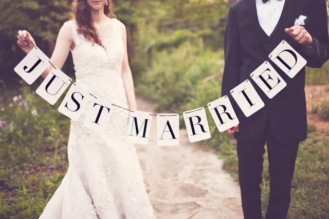 รูปภาพ:http://bridalguide.com/sites/default/files/blog-images/kristen/stuff-every-groom-should-know/just-married.jpg