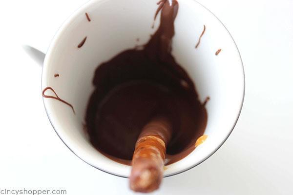 รูปภาพ:https://cincyshopper.com/wp-content/uploads/2016/11/Caramel-Chocolate-Pretzel-Rods-8.jpg