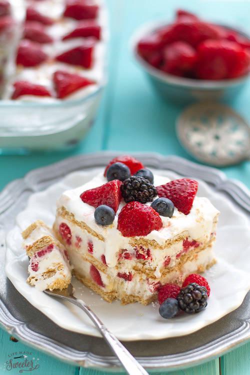 รูปภาพ:http://lifemadesweeter.com/wp-content/uploads/Strawberry-Cheesecake-Icebox-Cake-makes-an-easy-no-bake-dessert-is-perfect-for-sharing-with-a-crowd..jpg