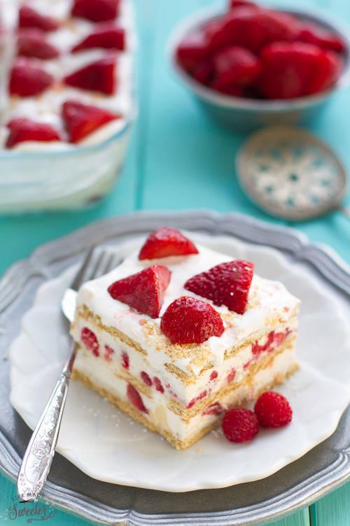 รูปภาพ:http://lifemadesweeter.com/wp-content/uploads/Strawberry-Cheesecake-Icebox-Cake-makes-an-easy-no-bake-dessert..jpg