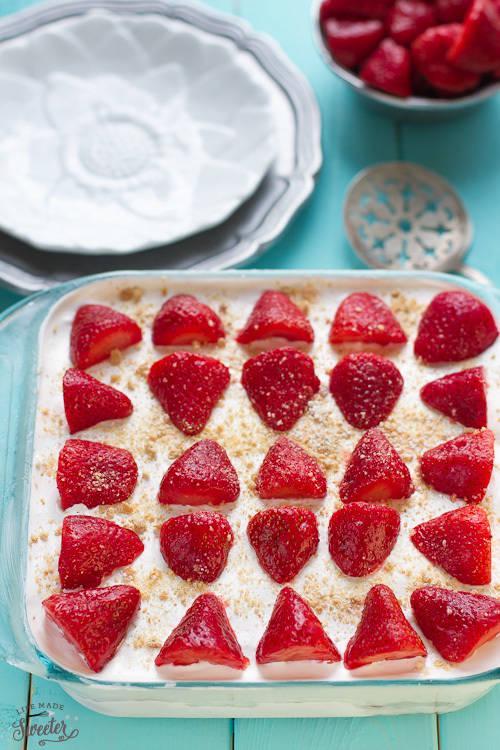 รูปภาพ:http://lifemadesweeter.com/wp-content/uploads/Strawberry-Cheesecake-Icebox-Cake-makes-an-easy-no-bake-dessert-and-is-perfect-for-sharing-with-a-crowd.jpg