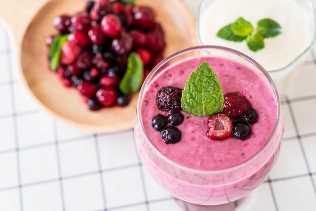 รูปภาพ:https://image.freepik.com/free-photo/mixed-berries-with-yogurt-smoothies_1339-4233.jpg