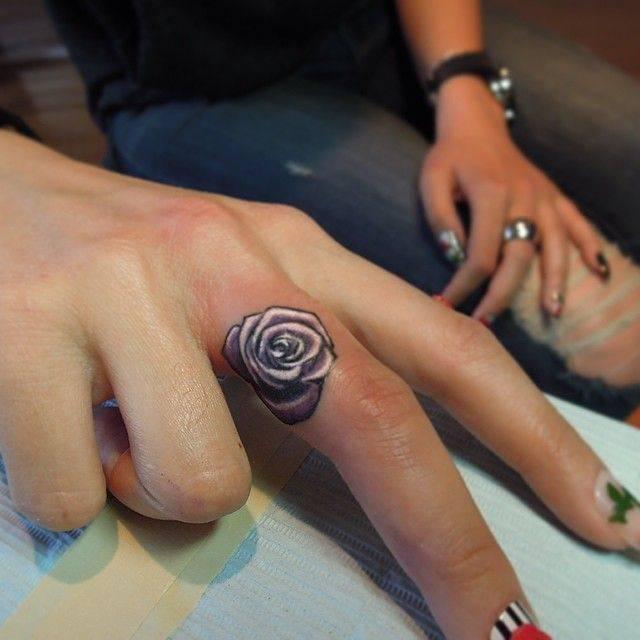รูปภาพ:http://www.prettydesigns.com/wp-content/uploads/2015/11/Finger-Rose-Tattoo.jpg