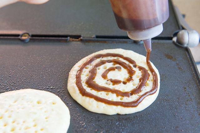 รูปภาพ:https://www.fifteenspatulas.com/wp-content/uploads/2011/10/Cinnamon-Roll-Pancakes-Fifteen-Spatulas-9.jpg