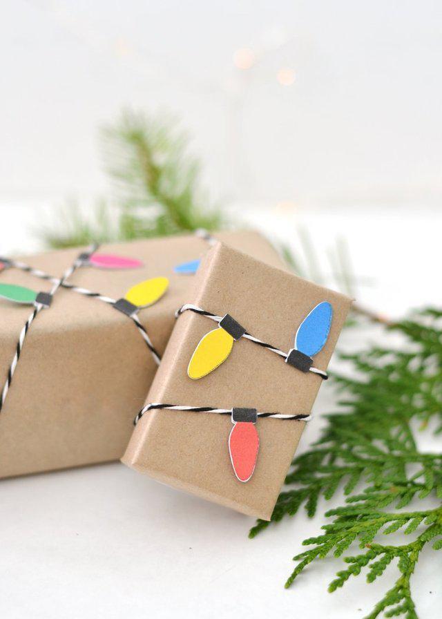 รูปภาพ:http://www.architectureartdesigns.com/wp-content/uploads/2018/12/16-Magical-DIY-Gift-Wrapping-Ideas-That-Will-Personalize-Your-Christmas-Gifts-10.jpg