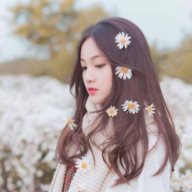 ภาพประกอบบทความ Post with a flower ไอเดียโพสท่าถ่ายรูปกับดอกไม้ สวยละมุน ให้รูปของเรามีแต่ความสดใส