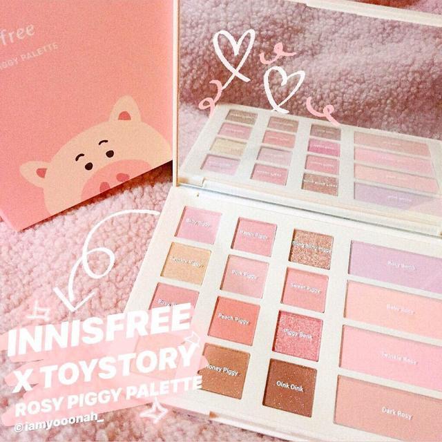 ภาพประกอบบทความ แพ็กเกจน่ารักน่าตำ 'Innisfree Rosy Piggy Palette' พาเลทอายแชโดว์ 12 สี บลัชออน 4 สี #ดีต่อใจ