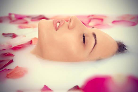รูปภาพ:http://youqueen.com/wp-content/uploads/2012/03/Attractive-girl-takes-a-bath-with-milk-and-rose-petals.jpg
