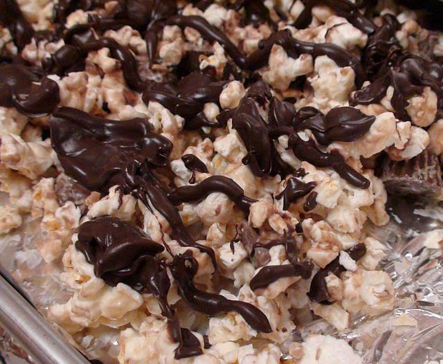 รูปภาพ:http://www.theredheadriter.com/wp-content/uploads/2014/06/Edible-Chocolate-Covered-Popcorn-Bowl-With-Chocolate-Candy-Covered-Popcorn-Filling12.jpg