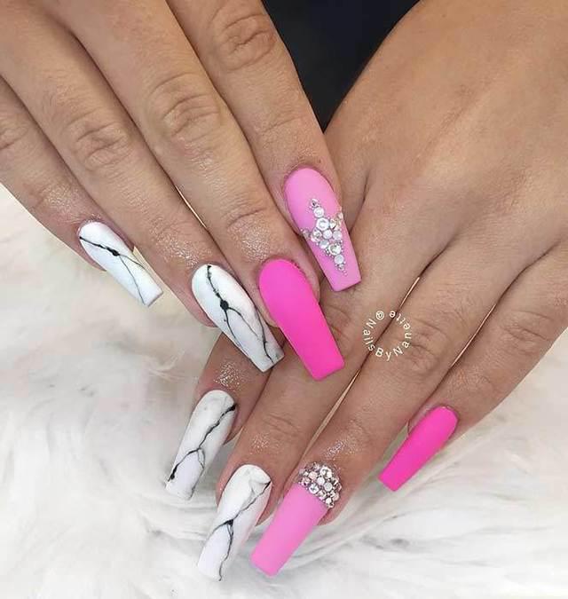 รูปภาพ:https://stayglam.com/wp-content/uploads/2019/01/Pink-and-White-Marble-Nail-Design.jpg