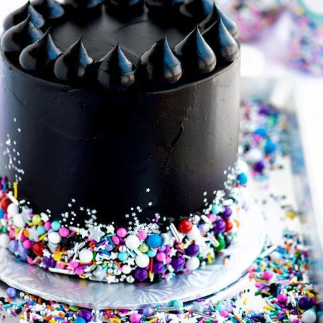 ภาพประกอบบทความ ยิ่งดำยิ่งเก๋! กับ 20 เค้กอร่อย 'เน้นสีดำ' ให้เสน่ห์สวยๆ จากสีดำ ชวนหลงใหลมากขึ้น!