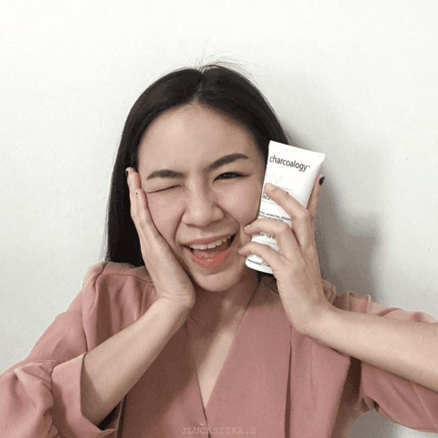 ภาพประกอบบทความ REVIEW : เซรั่มกันแดดถ่านไม้ไผ่ กันแดดสำหรับคนเป็นสิว Charcoalogy UV defense SPF50 PA+++ DETOXIFYING OIL 