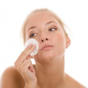 รูปภาพ:http://makeupjournal.net/wp-content/uploads/2011/12/Woman-cleaning-face-%C2%A9-studiovespa-32765910-300x300.jpg