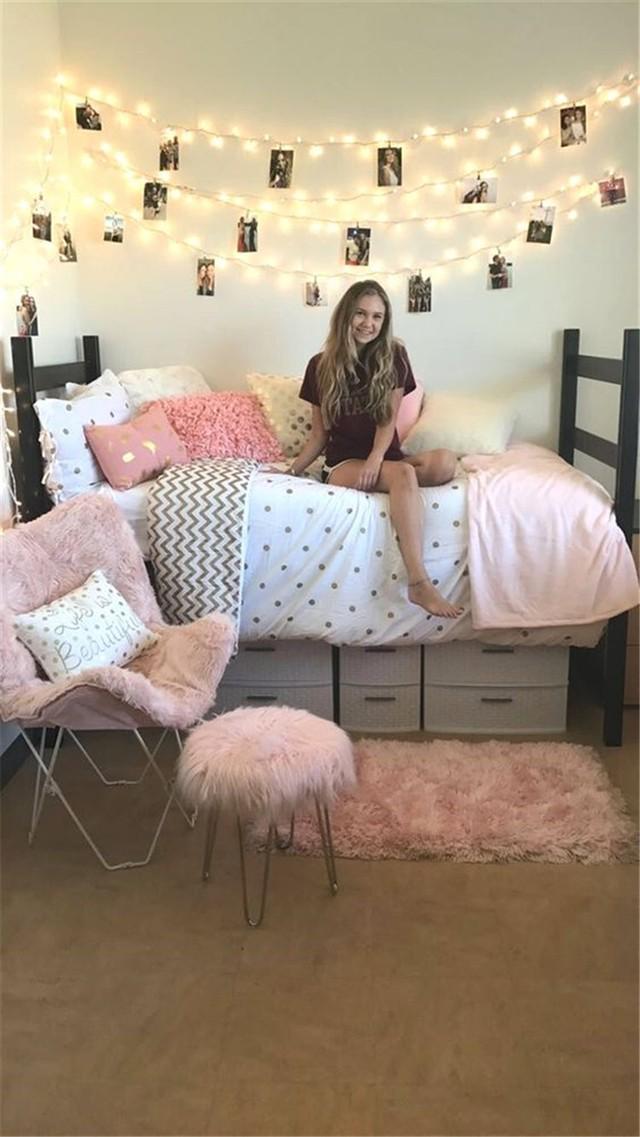 รูปภาพ:https://www.chicuties.com/wp-content/uploads/2018/12/pink-and-grey-living-room-decor-20.jpg