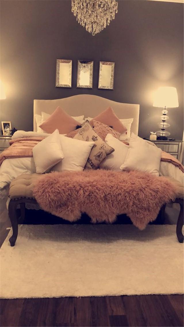 รูปภาพ:https://www.chicuties.com/wp-content/uploads/2018/12/pink-and-grey-living-room-decor-14.jpg