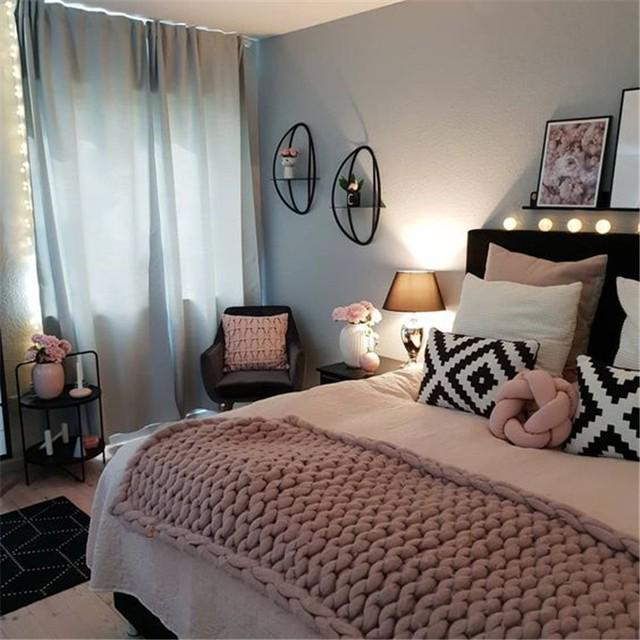 รูปภาพ:https://www.chicuties.com/wp-content/uploads/2018/12/pink-and-grey-living-room-decor-17.jpg