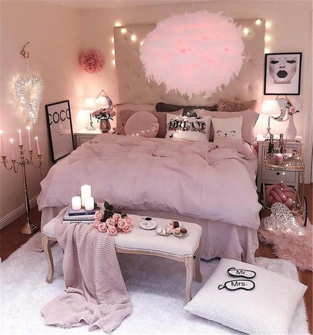 รูปภาพ:https://www.chicuties.com/wp-content/uploads/2018/12/pink-and-grey-living-room-decor-7.jpg