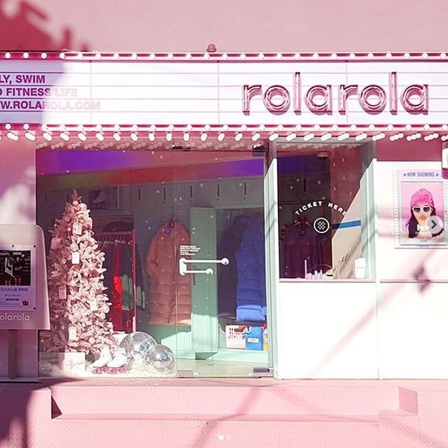 ภาพประกอบบทความ ไปเกาหลีต้องลองแวะ! Rolarola ร้านเสื้อผ้าน่ารัก เน้นแต่งโทนร้านสีชมพูหวาน #로라로라 