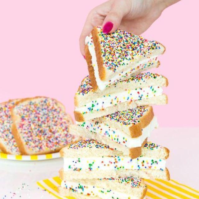 ภาพประกอบบทความ เริ่ดๆ กับไอเดียขนมปัง 'Sprinkle Bread' ให้ของอร่อยชิ้นเดิม กรุบๆ กรอบๆ สะกดใจขึ้น!