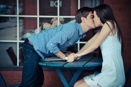 รูปภาพ:http://img.allw.mn/content/love/2012/03/6_some-diseases-can-be-passed-with-a-kiss.jpg