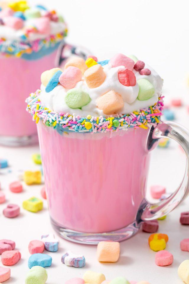 รูปภาพ:https://s24597.pcdn.co/wp-content/uploads/2018/09/5D4B3142-Unicorn-Hot-Chocolate-pink-hot-chocolate-with-whipping-cream-lucky-charms-marshmellows-on-a-white-table-1200x1800.jpg