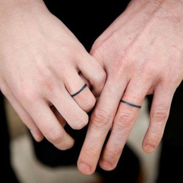 ภาพประกอบบทความ Love U So Much ❤ ไอเดียสัก 'แทททูแหวน' สไตล์คู่รักสายมินิมอล เรียบแต่เริ่ดสุด!