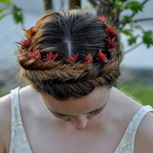 รูปภาพ:http://i0.wp.com/therighthairstyles.com/wp-content/uploads/2014/06/19-fishtail-headband-updo-for-teenage-girls.jpg?resize=500%2C500