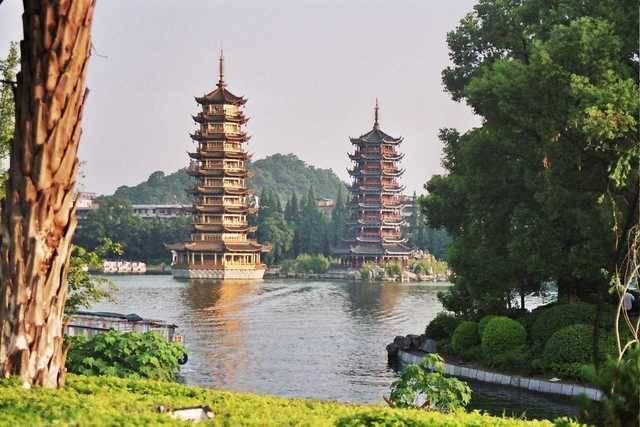 รูปภาพ:https://upload.wikimedia.org/wikipedia/commons/c/c0/Pagodas_en_el_lago_Shanhu_guilin.jpg