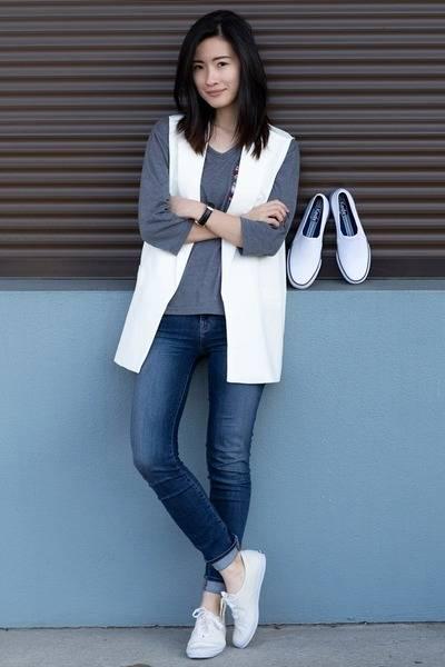 รูปภาพ:http://images2.chictopia.com/photos/vonvogue/5399280148/navy-j-brand-jeans-white-chicwish-vest-cream-keds-sneakers_400.jpg