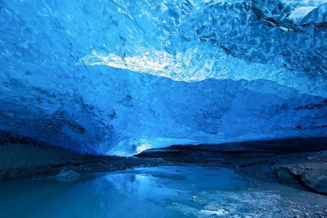 รูปภาพ:http://media4.popsugar-assets.com/files/2014/05/13/316/n/1922441/8845ad1b7c51255c_shutterstock_191203628.xxxlarge/i/Glacier-Ice-Cave-Iceland.jpg