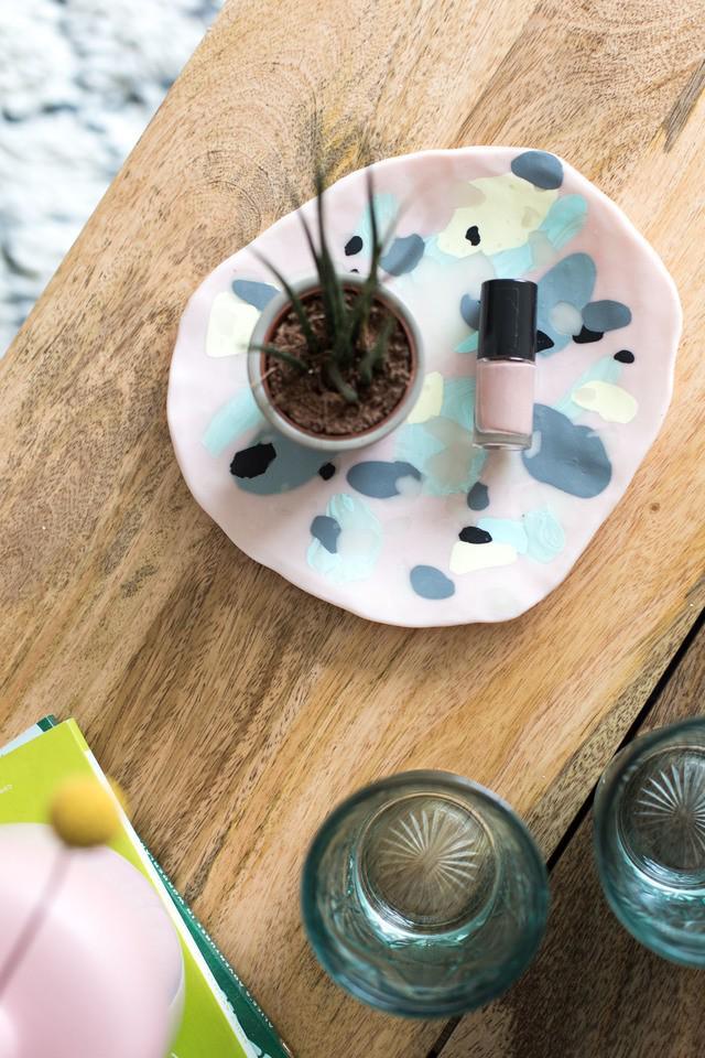 รูปภาพ:http://fallfordiy.com/wp-content/uploads/2017/05/DIY-Polymer-Clay-Coffee-Table-Tray-@fallfordiy-21.jpg