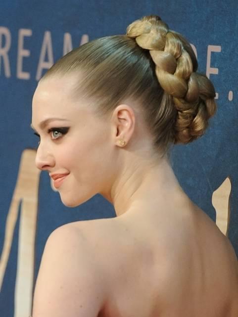 รูปภาพ:http://www.hairstylepedia.com/images/02/Amanda-Seyfried-with-braided-bun-hair.jpg