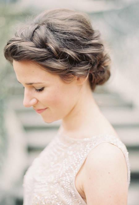 รูปภาพ:http://www.brides.com/blogs/aisle-say/wedding-hairstyles-on-pinterest-side-braid-bun-blog.jpg