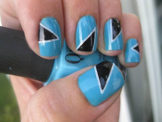รูปภาพ:http://www.fundertainment.info/wp-content/uploads/2015/09/nail-art-beautiful-blue-skies-nails-polish-design-with-cool-black-triangle-decoration-cool-nail-polish-design.jpg
