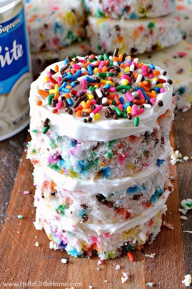 รูปภาพ:https://hellolittlehome.com/wp-content/uploads/2018/03/adding-sprinkles-to-mini-funfetti-cakes-4.jpg