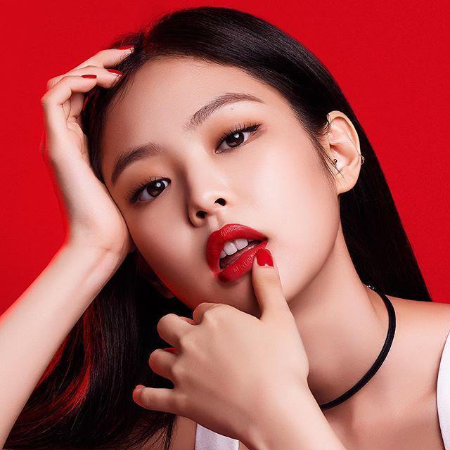 ภาพประกอบบทความ เผ็ชคูณสิบ Jennie Blackpink กับลิปโทนสีแดงสุดปัง! 'HERA RED VIBE'