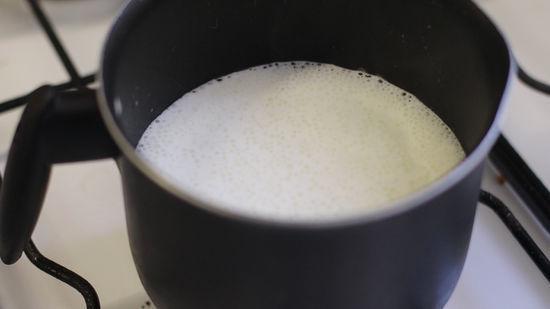 รูปภาพ:https://www.wikihow.com/images/thumb/b/bb/Boil-Milk-Step-3-Version-6.jpg/550px-nowatermark-Boil-Milk-Step-3-Version-6.jpg