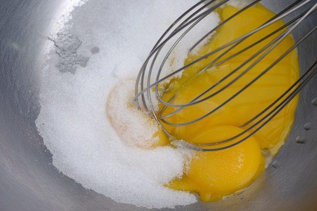 รูปภาพ:https://mk0foodfornetcoviwv0.kinstacdn.com/wp-content/uploads/Whisk-egg-yolks-and-sugar.jpg